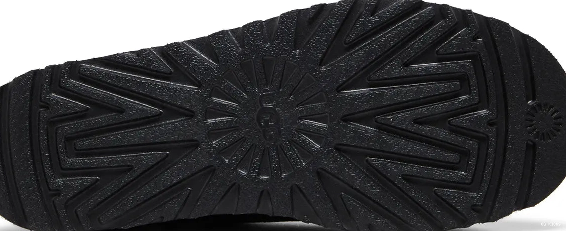 Classic W Ultra Black UGG Mini 0715